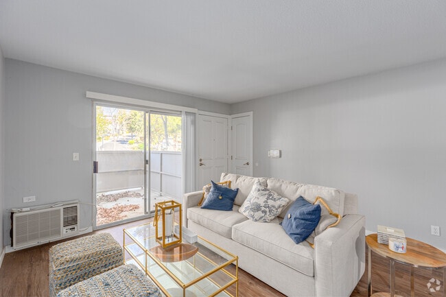 2BR, 2BA - 944SF - Living Room