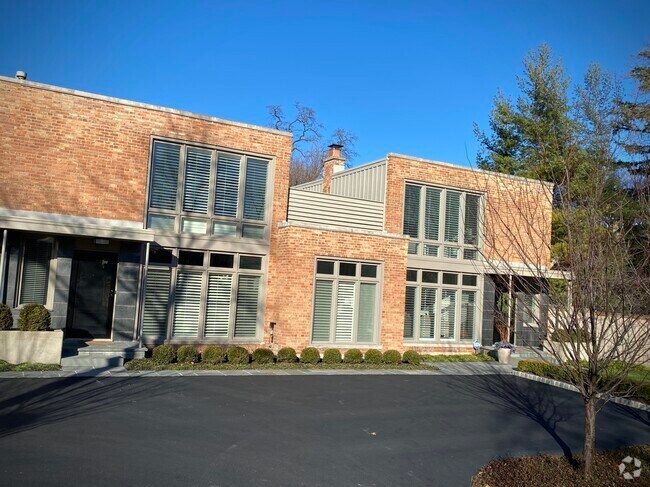 Building Photo - 701 Elm St Rental