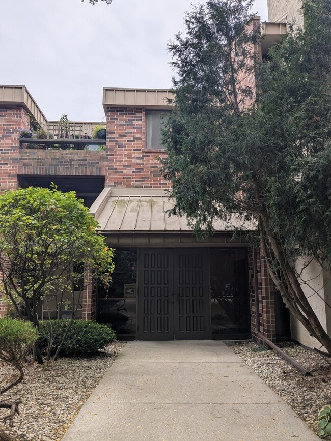 Building Photo - 2350 W Good Hope Rd Unit 357