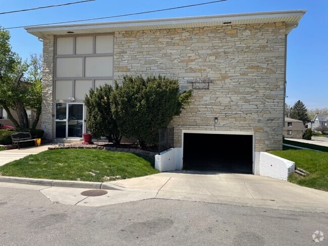 Building Photo - 1204 Memorial Dr Unit # 16 Rental