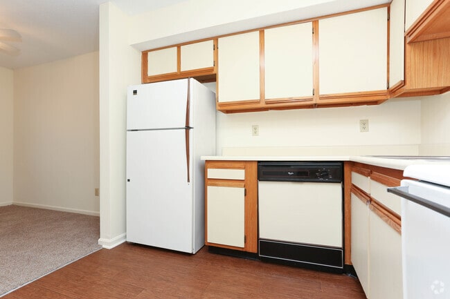 1BR, 1BA - 600 SF - Kitchen - Buckingham Apartments