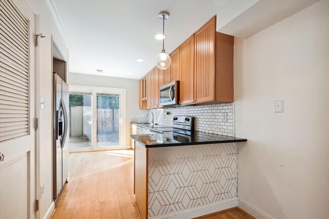 Photo - Spiffy 3 Bedroom, 2 Full Bathroom Rowhome just steps from Lincoln Park!!