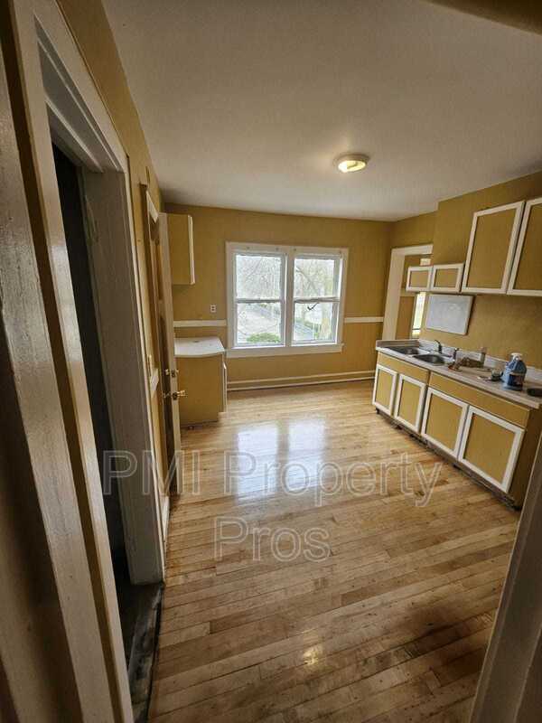 Photo - 1702 W Meinecke Ave