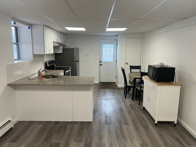 Building Photo - 32 Midvale Ave Unit 1