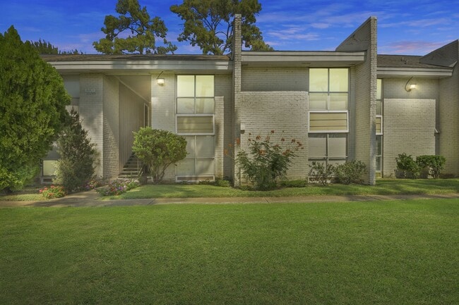 Building Photo - 1950 Spenwick Dr Unit 408