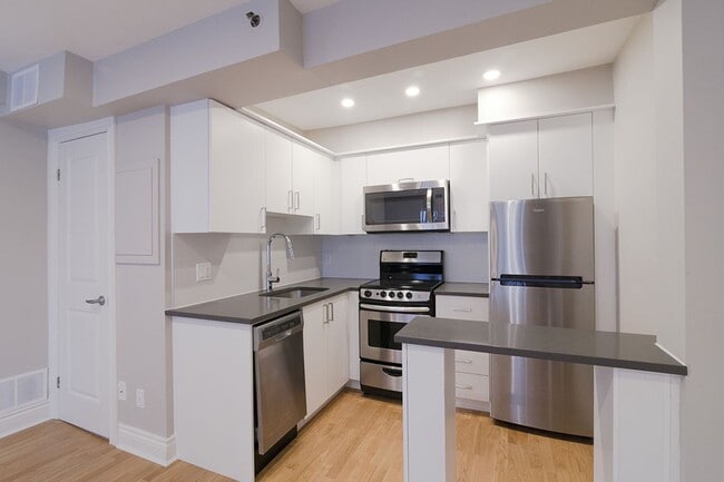 Building Photo - 25 Av des Pins O Unit 545