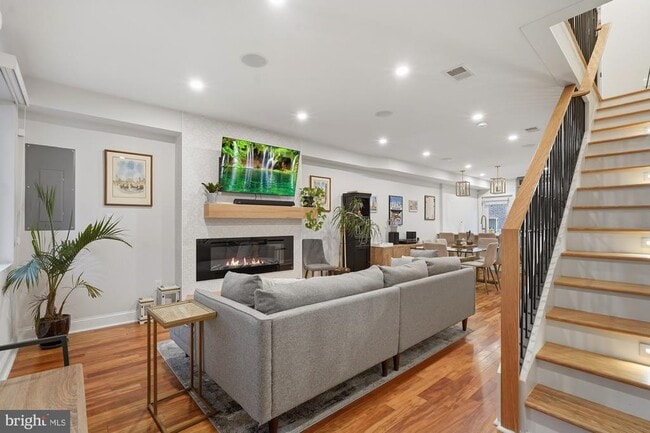 Building Photo - 331 W St NE