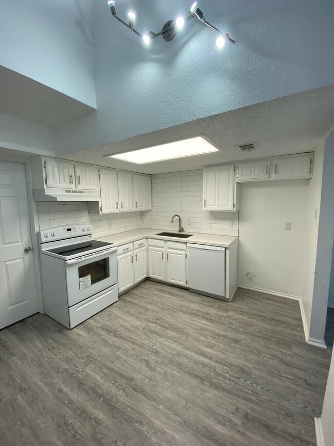 Kitchen - 311 Kings Way Dr Casa Adosada