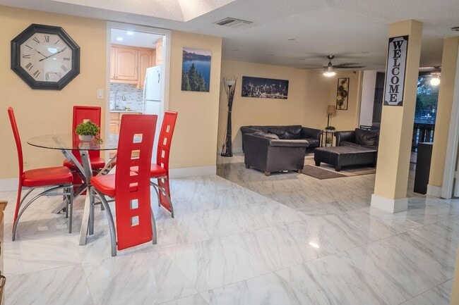 Building Photo - 3710 Inverrary Dr Unit 2S