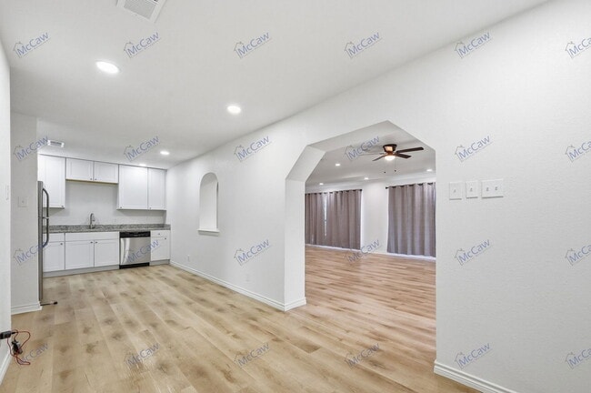 Photo - 1423 Main St