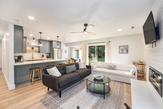 Photo - 625 Semaht St