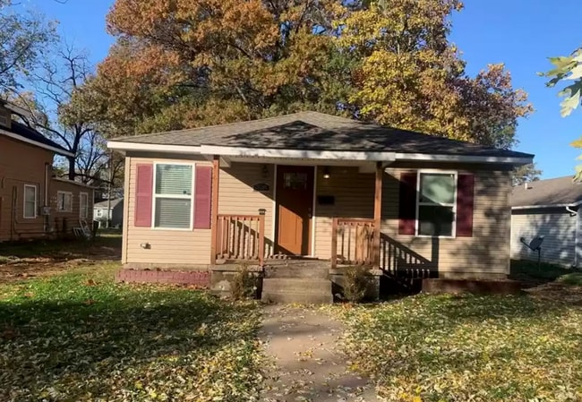 Building Photo - PRE-LEASING!! AVAILABLE AUGUST 10TH! 3 Bedroom/ 2 Bathroom House