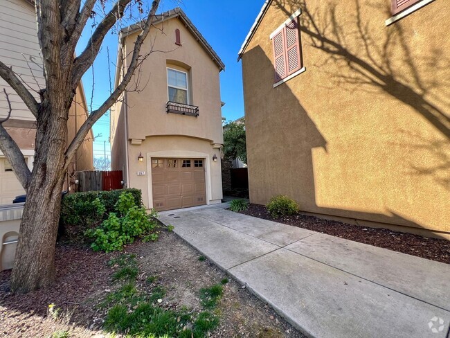 Building Photo - Charming 3 bed/3 bath in Valley Hi/North L... Rental