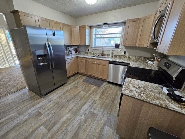 Building Photo - Pet friendly split-level 3 bedroom, 1 bathroom bi-attached home!