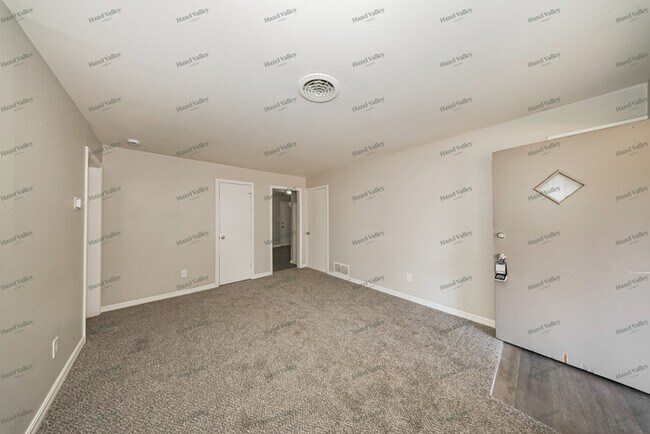 Photo - 302 E Coe Dr