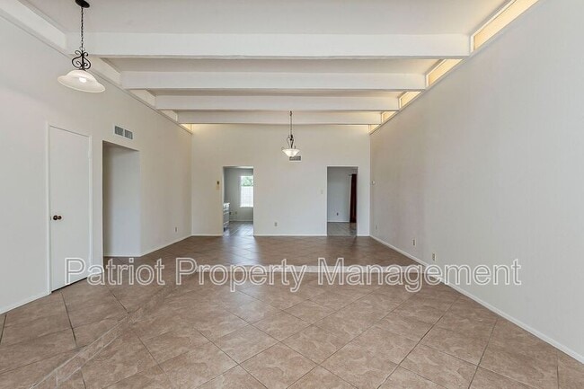 Photo - 5622 E Voltaire Ave