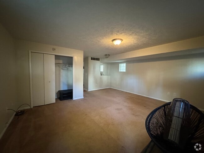 Building Photo - 2168 W 6th St Rental