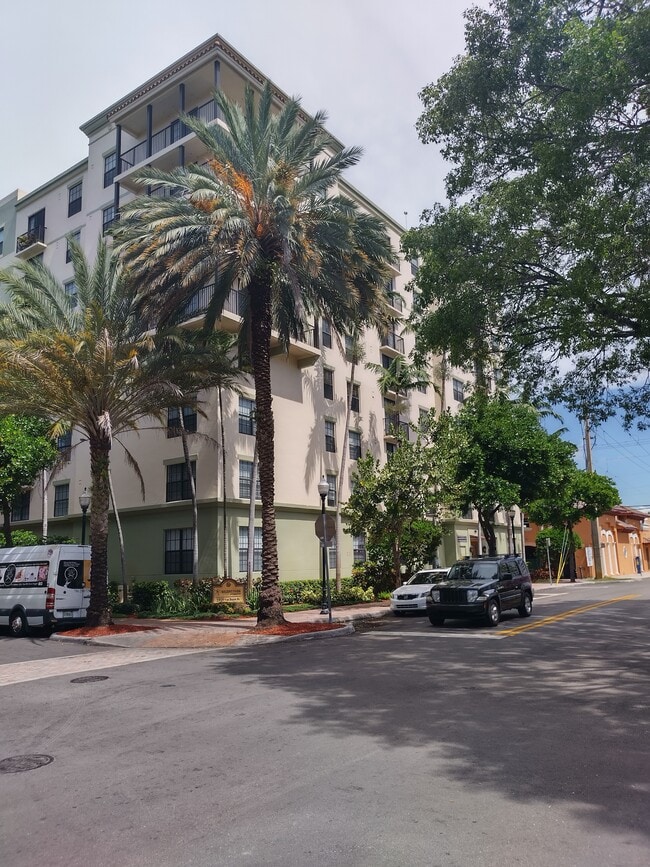 Front of the Building - 1919 Van Buren St Unidad 519 Rental