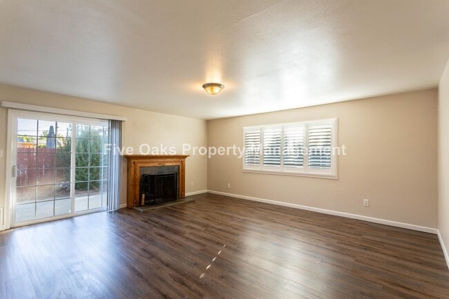 Photo - 155 Glenn Dr