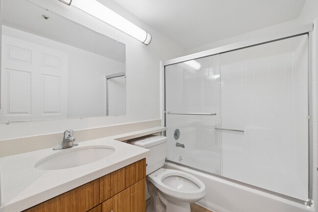 2BR, 2BA - 1,200SF - Bathroom - 939 Palm Avenue