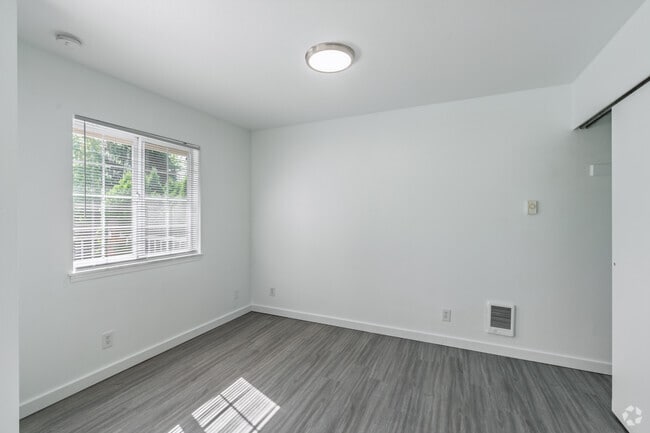 Studio - 441SF - Living Area - South Campus Place