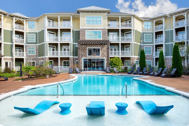 Resort-style saltwater pool with aqua deck - Parc at Grandview Apartments