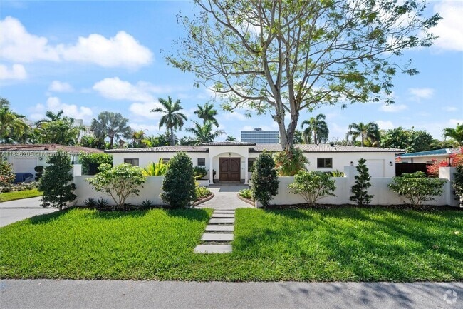 Building Photo - 2600 Yacht Club Blvd Rental
