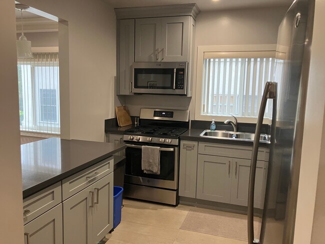 Photo - 2059 N Vermont Ave Unidad 2059 half