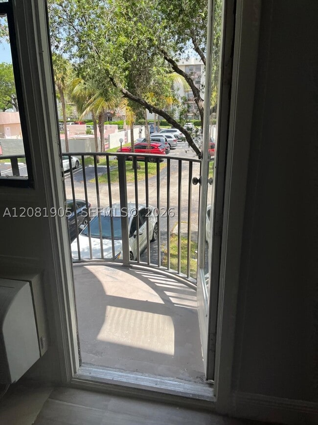 2701 Riverside Dr Unidad 203-B