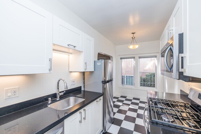 Photo - 421 Van Dyke