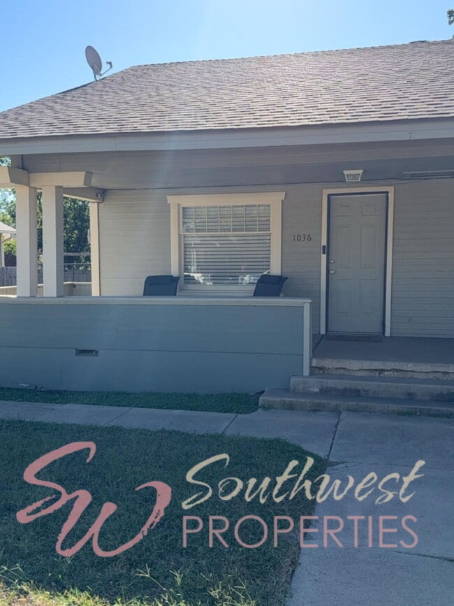 Building Photo - Large 1 Bedroom Duplex – Just One Block from Campus