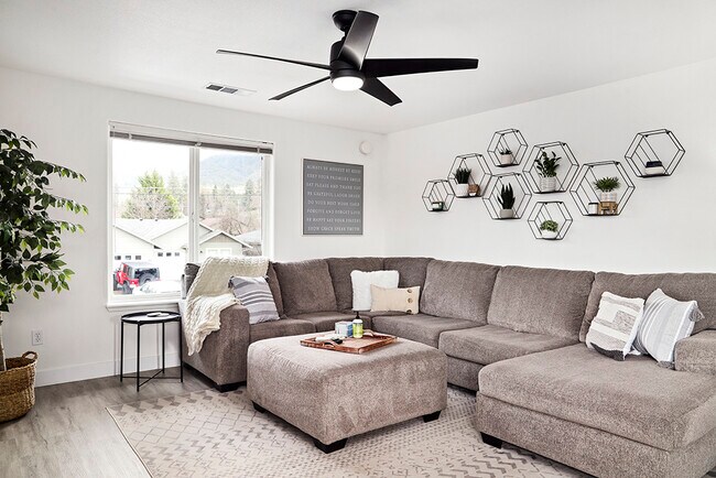 Photo - 221 NE Steiger St