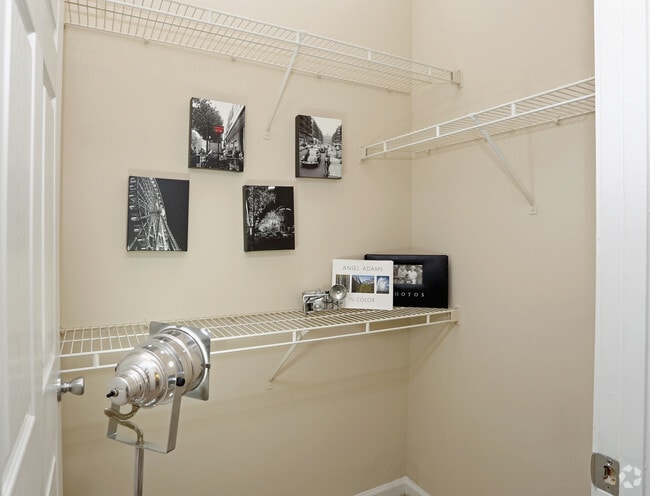2HAB, 2BA - 1,121 ft² Cordova- Vestidor