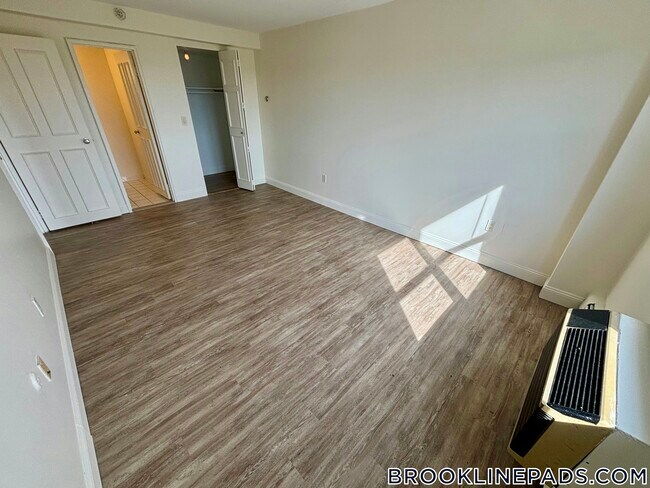 185 Freeman St Unit 933