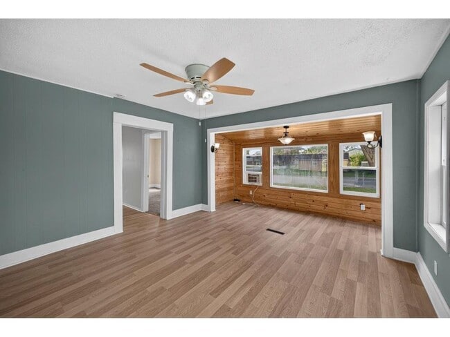 17 2nd St NE