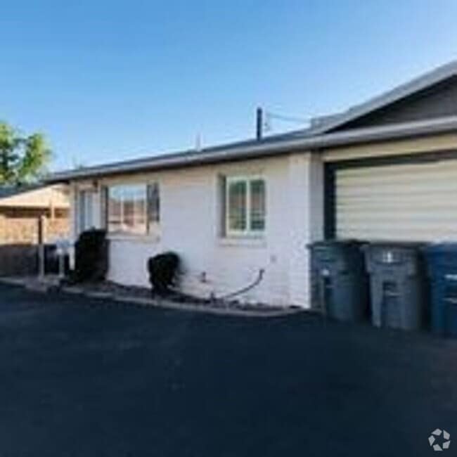 Building Photo - Cute 2 Bedroom, 2 Bathroom Townhome in Dix...