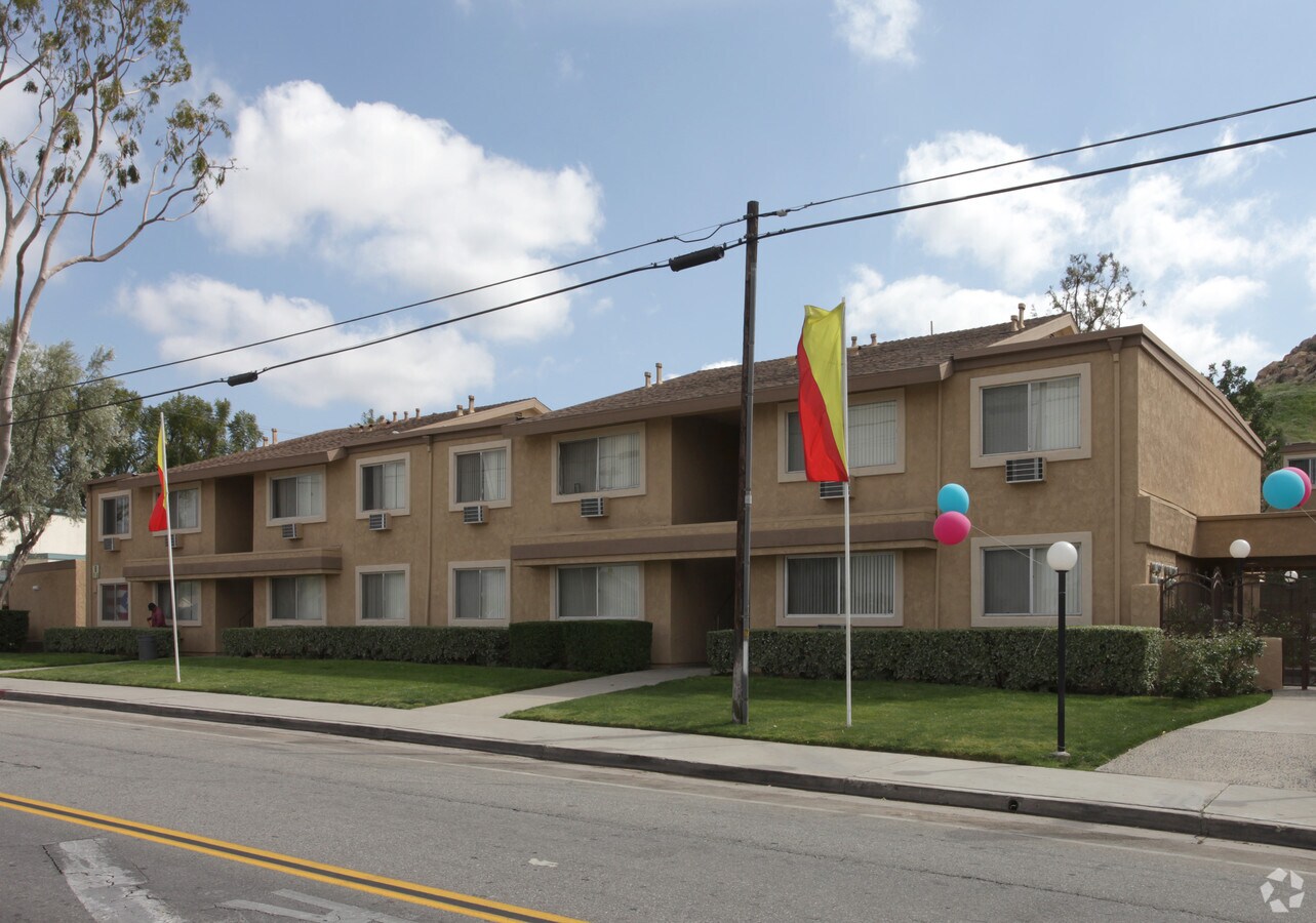 Photo - Las Colinas Apartments