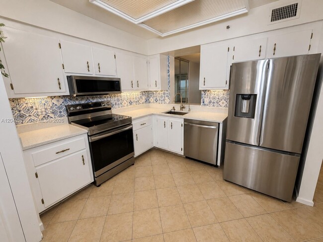 Building Photo - 4550 NW 18th Ave Unit 606