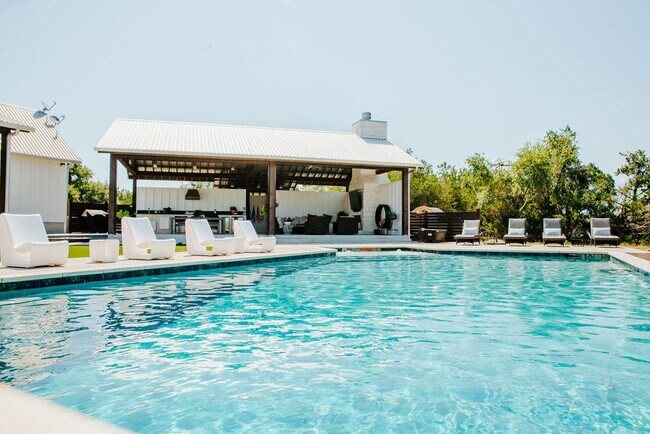 Photo - 2300 W Fitzhugh Rd