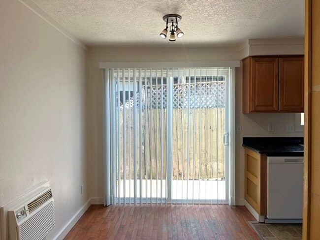 Photo - 1288 E Santiam St