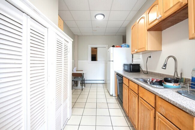 Building Photo - 25 Linden St Unit 1 Rental