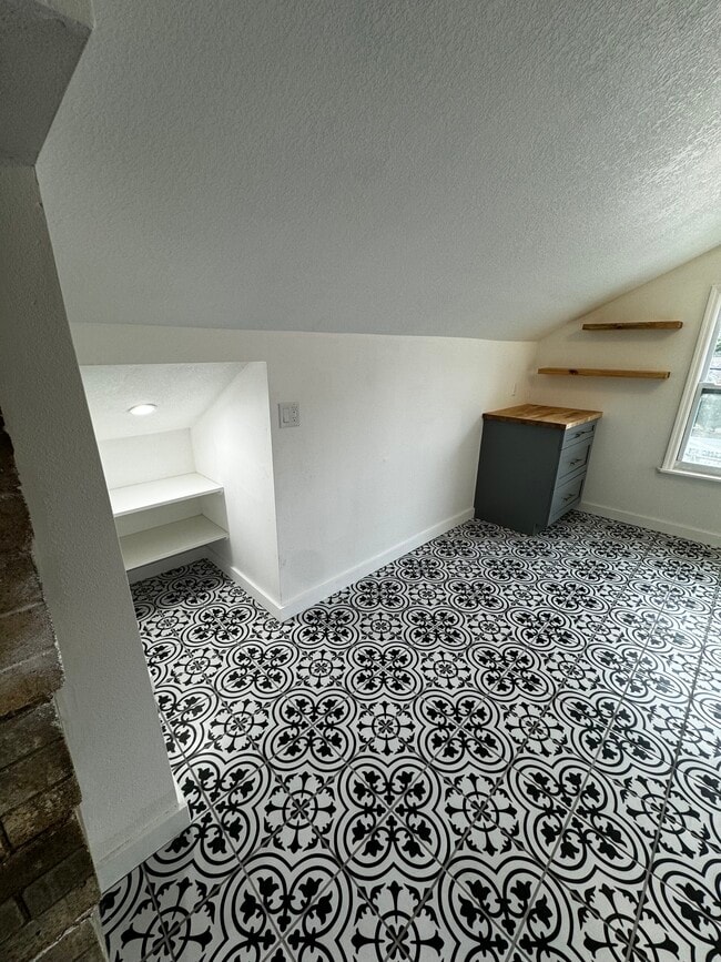 Building Photo - 682 13th Ave NW Unit 3