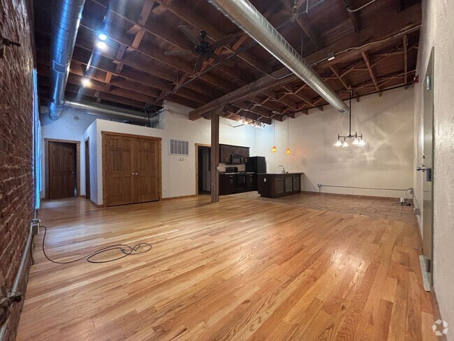 Building Photo - Large One Bedroom One bath Loft Apartment ...