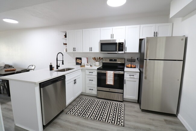 Renovated Kitchen - Oakbrook Walk Rental