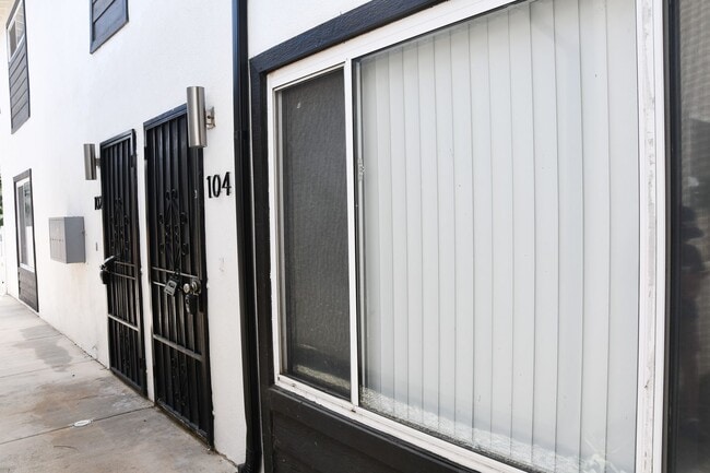 Building Photo - Valencia (994) Unit Valencia (994) #104