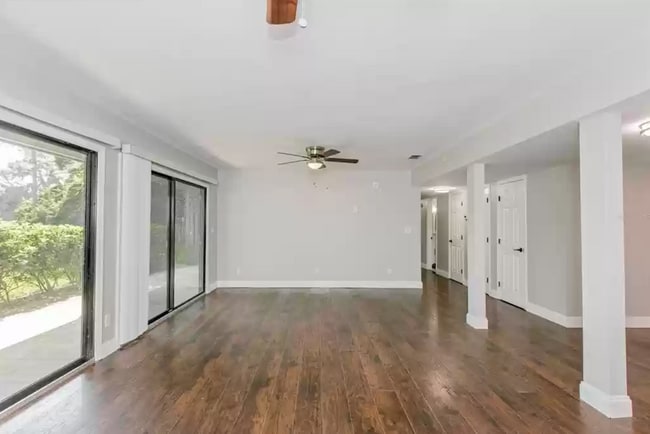 Living Room - 813 Pinewood Ct Unit 813