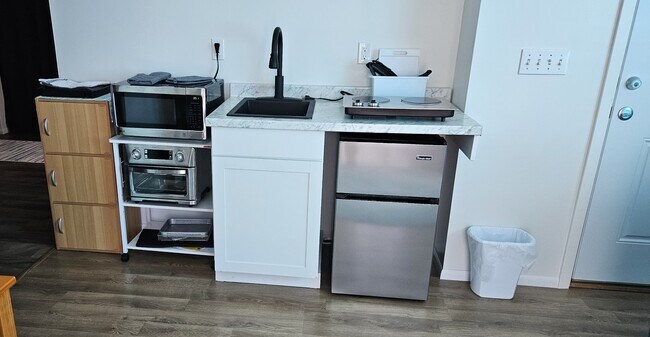 Kitchenette - 960 NE Commercial St