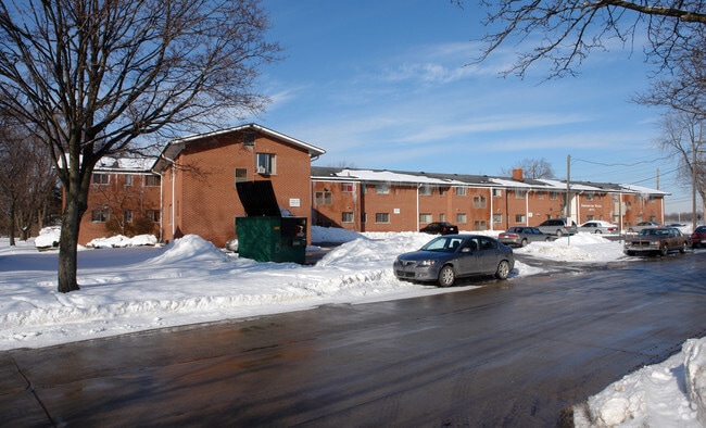 Farmington Plaza Apartments - Farmington Plaza Apartments