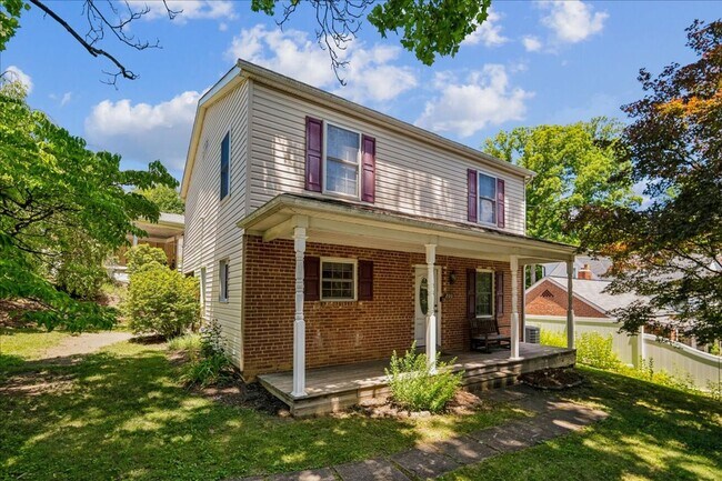 Photo - Cozy 3BE/2.5BA Colonial in Takoma Park with screened porch!