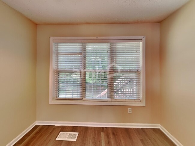 Photo - 881 Simon Park Cir